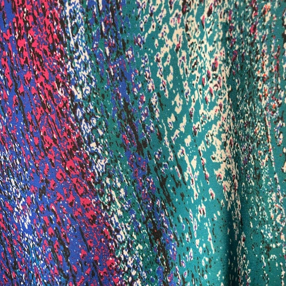 Short sleeved tunic with a vertical slowing patters of rainbow colours - Picture 2 of 6